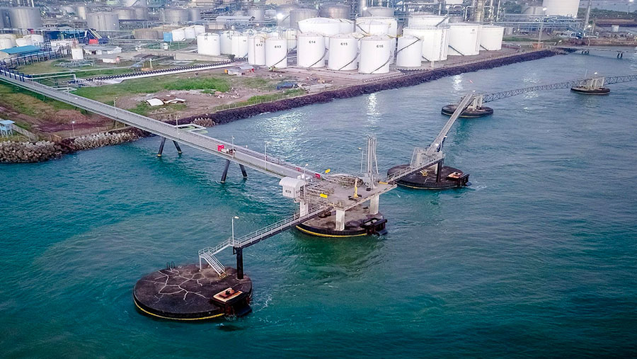 2 jetty milik anak usaha PT Chandra Daya Investasi, yaitu PT Redeco Petrolin Utama (Dok. PT Chandra asri pacific tbk)