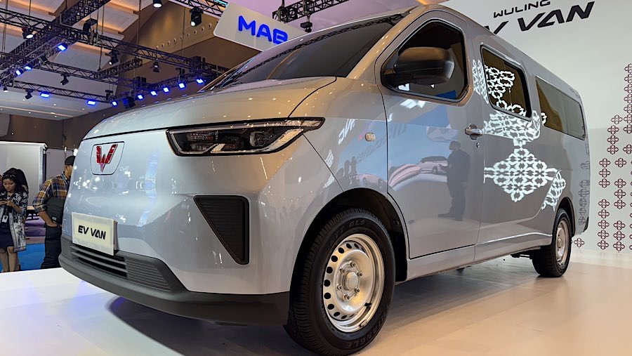 Wuling EV Van dalam ajang Periklindo Electric Vehicle Show (PEVS) 2025 di JIExpo Kemayoran, Selasa (29/4/2025). (Bloomberg Technoz/Andrean Kristianto)