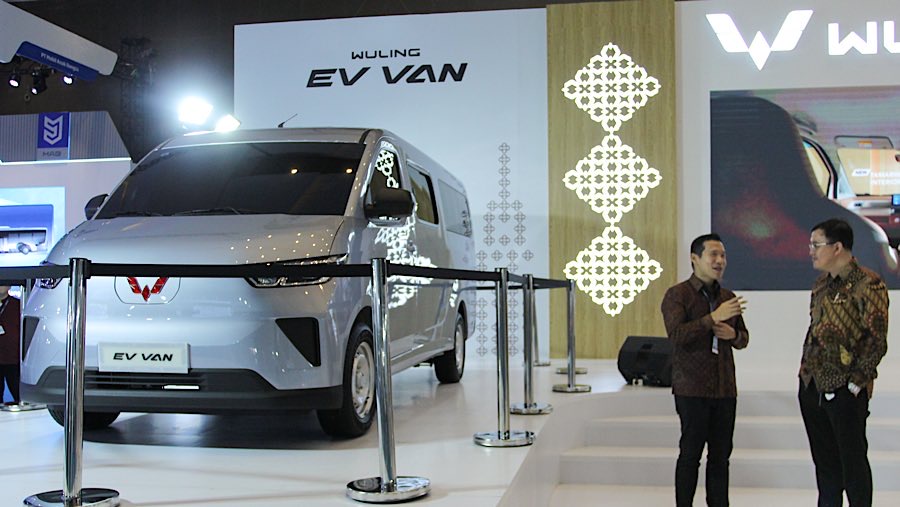 Wuling, resmi memperkenalkan model terbarunya, EV Van, yang akan menambah segmen mobil komersial. (Bloomberg Technoz/Andrean Kristianto)