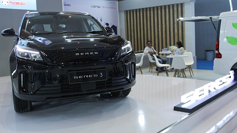 Mobil SUV EV ini memiliki jarak tempuh hingga 412 km dengan kapasitas baterai sebesar 54 kWh. (Bloomberg Technoz/Andrean Kristianto)