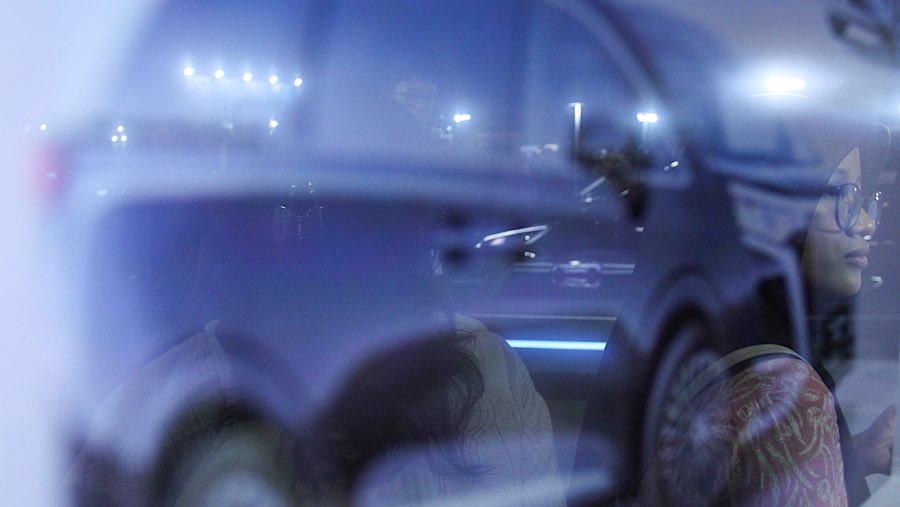 Pengunjung melihat pameran Periklindo Electric Vehicle Show (PEVS) 2025 di JIExpo Kemayoran, Selasa (29/4/2025) (Bloomberg Technoz/Andrean Kristianto)