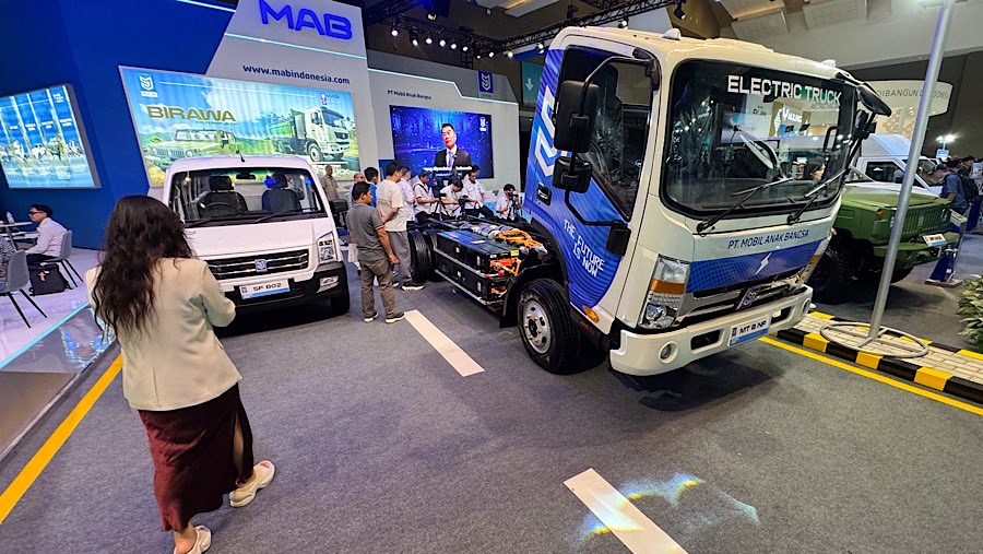 Pameran khusus kendaraan listrik, PEVS 2025 resmi dibuka mulai hari ini. (Bloomberg Technoz/Andrean Kristianto)