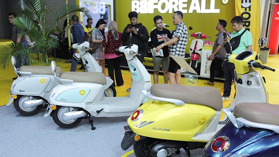 Pengunjung melihat motor listrik dalam ajang PEVS 2025 di JIExpo Kemayoran, Selasa (29/4/2025). (Bloomberg Technoz/Andrean Kristianto)