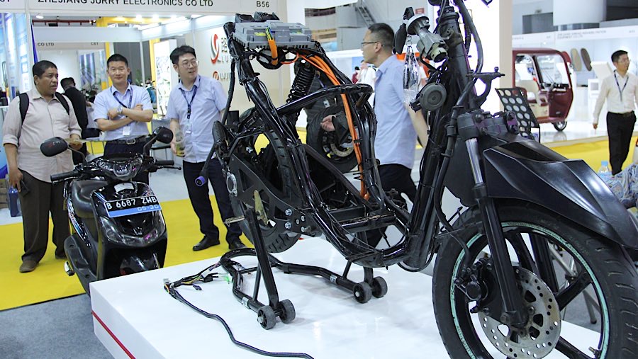 Para produsen memamerkan berbagai inovasi motor listriknya untuk memikat calon pembeli. (Bloomberg Technoz/Andrean Kristianto)