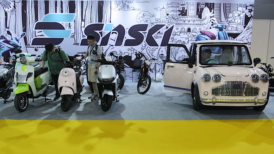 Sebagian besar merek-merek motor listrik baru tersebut berasal dari produsen Tiongkok. (Bloomberg Technoz/Andrean Kristianto)