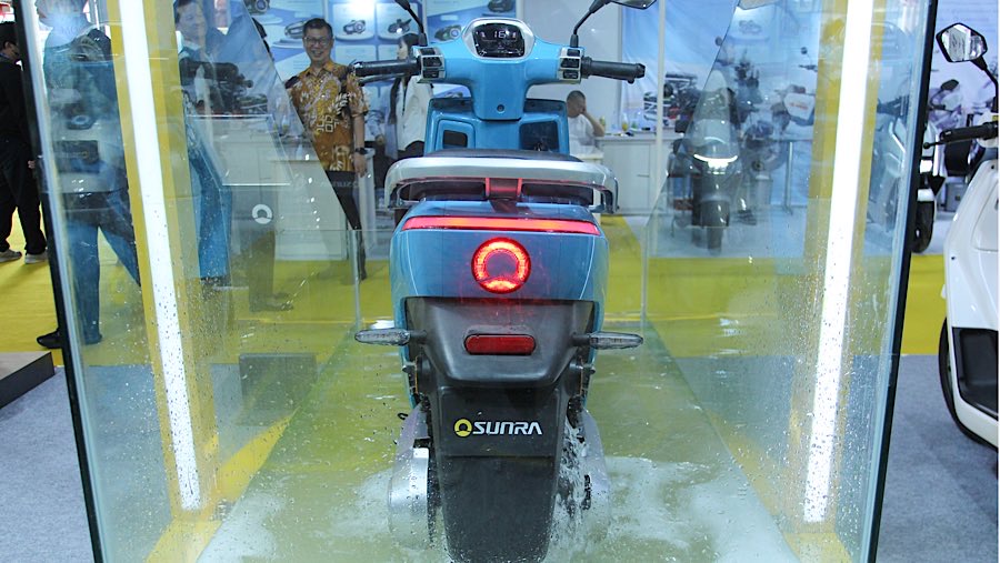 Salah satu yang menarik perhatian adalah banyaknya merek-merek motor listrik baru yang dipamerkan. (Bloomberg Technoz/Andrean Kristianto)