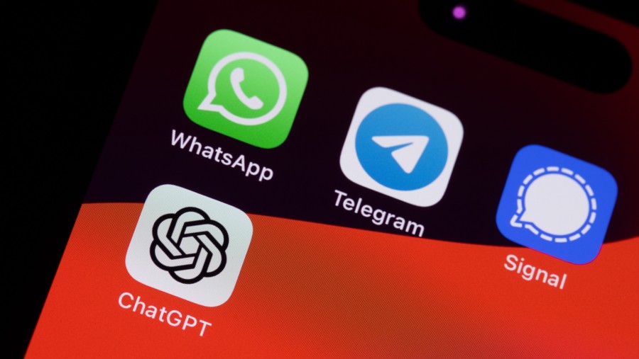 Aplikasi WhatsApp, ChatGPT, Telegram, dan Signal. (Andrey Rudakov/Bloomberg)