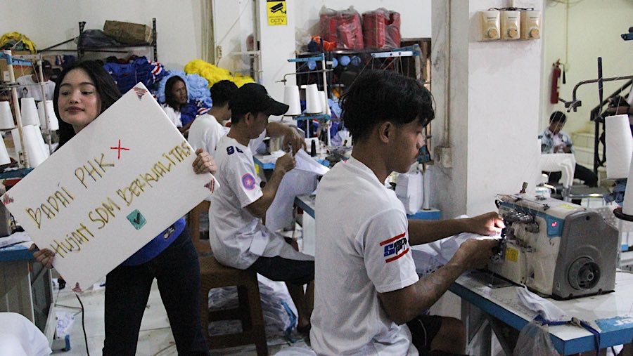 Harga bahan baku naik membuat bisnis konveksi rumahan harus memutar otak agar bertahan dan menjaga kualitas. (Bloomberg Technoz/Andrean Kristianto)