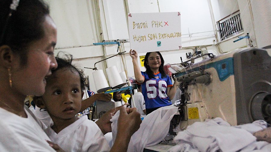 Aksi yang diinisiasi oleh Sinergi Adv Nusantara bertujuan untuk saling menguatkan pelaku UMKM terkait gempuran baju impor. (Bloomberg Technoz/Andrean)