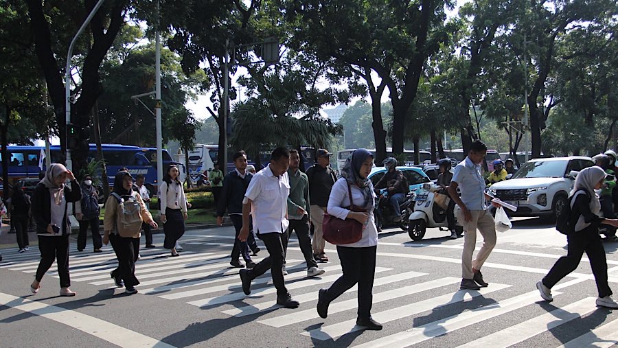 Hal ini juga diharapkan dapat mendukung mobilitas hijau, mengurangi polusi, dan menekan kemacetan. (Bloomberg Technoz/Andrean Kristianto)