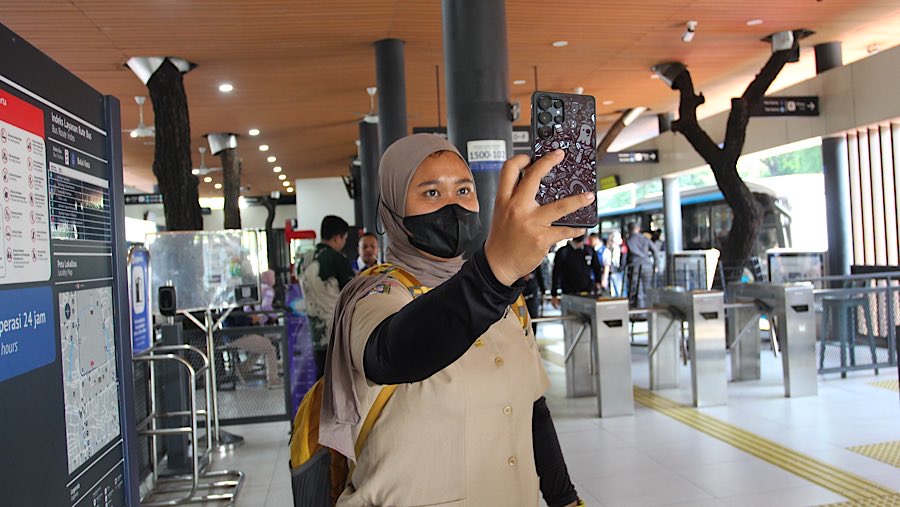 Pelaporan aktivitas perjalanan ASN dilakukan melalui swafoto yang disertai informasi lokasi, waktu, dan tanggal (Bloomberg Technoz/Andrean Kristianto)