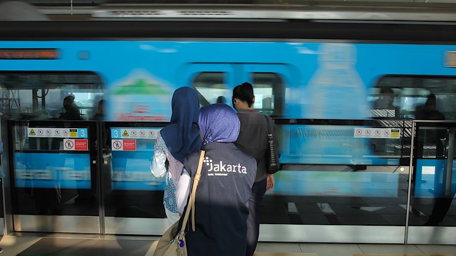 Seorang ASN Pemprov DKI Jakarta menunggu MRT di Stasiun MRT Blok A, Jakarta, Rabu (30/4/2025). (Bloomberg Technoz/Andrean Kristianto)