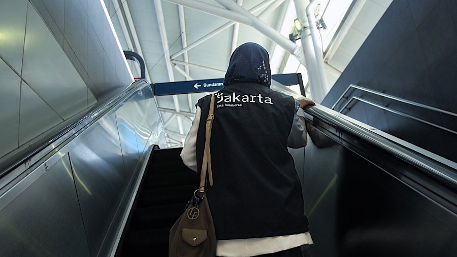 Seorang ASN Pemprov DKI Jakarta berjalan di Stasiun MRT Blok A, Jakarta, Rabu (30/4/2025). (Bloomberg Technoz/Andrean Kristianto)