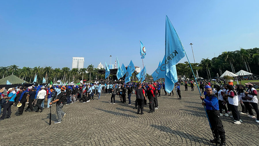 Suasa Hari Buruh Internasional di Tugu Monas (Bloomberg Technoz/Azura Yumna)