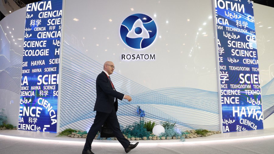 Seorang peserta berjalan melewati paviliun Rosatom Corp. menjelang Forum Ekonomi Internasional St. Petersburg./Bloomberg-Andrey Rudakov