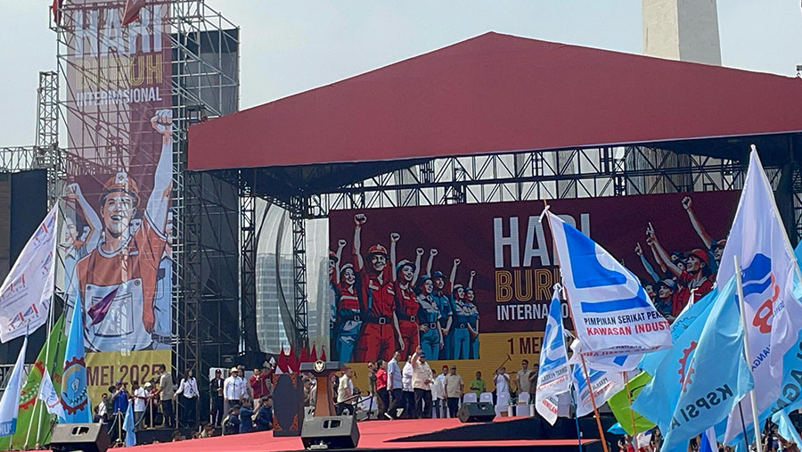 Presiden Prabowo Menghadiri Peringatan Hari Buru Internasional di Tugu Monas (Bloomberg Technoz/Azura Yumna)
