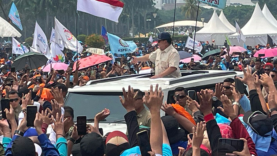 Presiden Prabowo Subianto membagikan Baju di Hari Buruh, Kamis (1/5/2025). (Bloomberg Technoz/Azura Yumna)