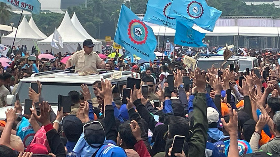 Presiden Prabowo Subianto membagikan Baju di Hari Buruh, Kamis (1/5/2025). (Bloomberg Technoz/Azura Yumna)
