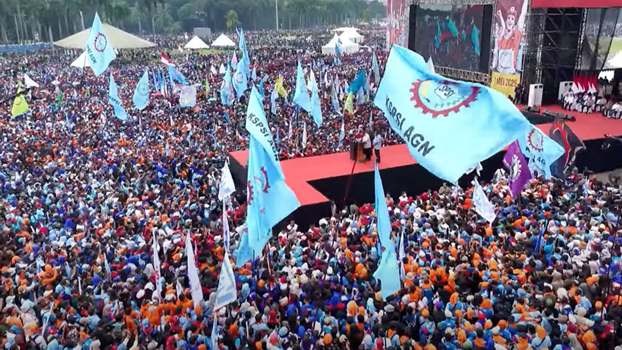 Presiden Prabowo Subianto memberikan pidato kebangsaan pada Hari Buruh di Monas, Kamis (1/5/2025). (Dok. YouTube/Sekretariat Presiden)