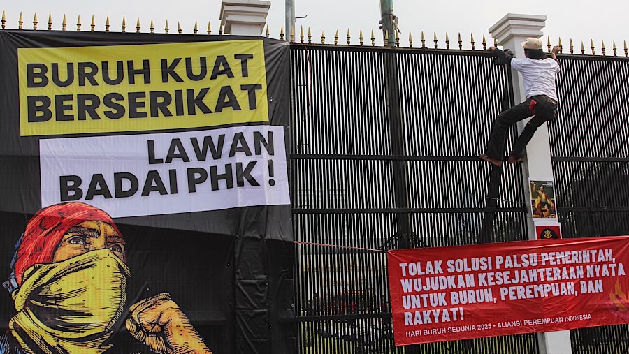 Mereka menyatakan aksi ini sebagai bentuk perlawanan terhadap kebijakan pemerintah. (Bloomberg Technoz/Andrean Kristianto)