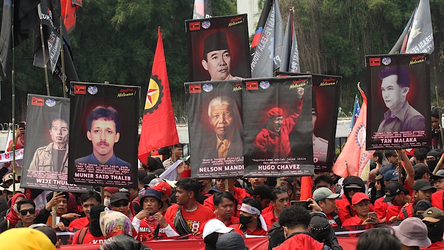 Akibat adanya aksi unjuk rasa tersebut ruas jalan di depan gedung DPR/MPR ditutup. (Bloomberg Technoz/Andrean Kristianto)