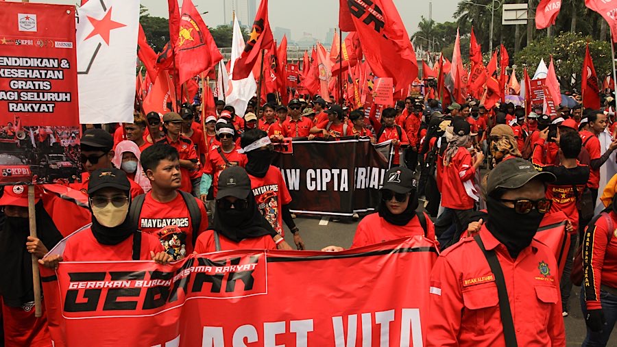Aksi ini dilakukan sebagai pembeda dari perayaan May Day Fiesta yang digelar di Monas bersama Presiden Prabowo. (Bloomberg Technoz/Andrean Kristianto)
