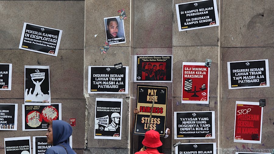 Berbagai poster kritikan juga mewarnai aksi Hari Buruh hari ini. (Bloomberg Technoz/Andrean Kristianto)