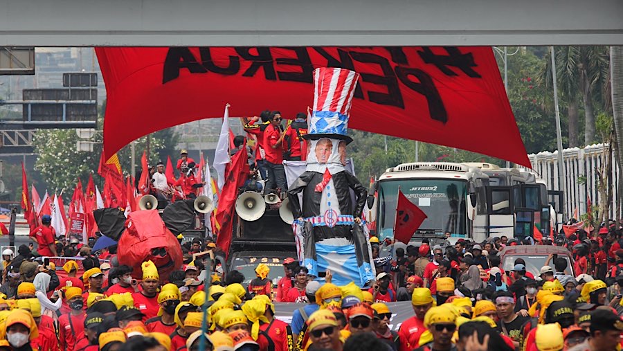 Buruh melakukan aksi saat Hari Buruh Internasional 2025 di depan Gedung DPR/MPR, Jakarta, Kamis (1/5/2025. (Bloomberg Technoz/Andrean Kristianto)