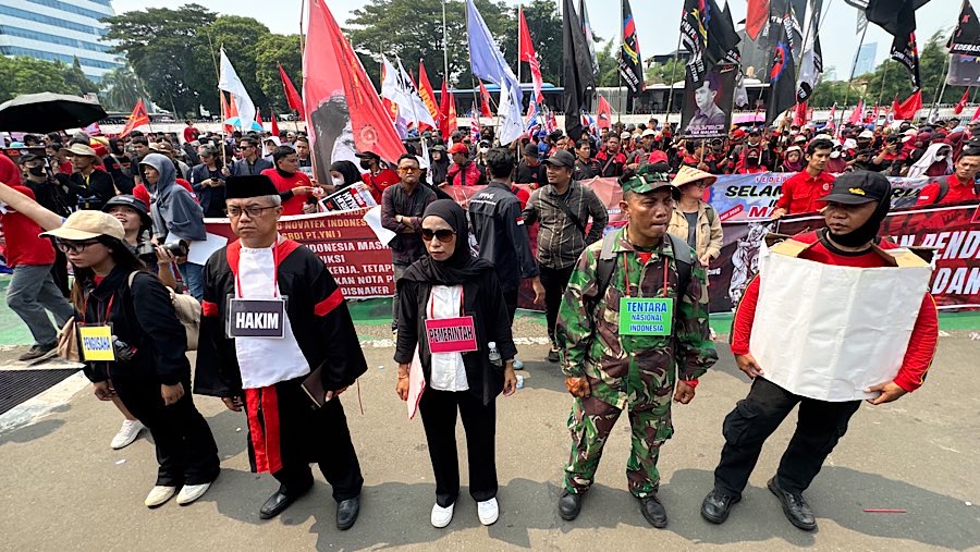 Aksi teatrikal yang menggambarkan peran pengusaha, pemerintah, hingga TNI pun ikut mewarnai aksi May Day 2025. (Bloomberg Technoz/Andrean Kristianto)