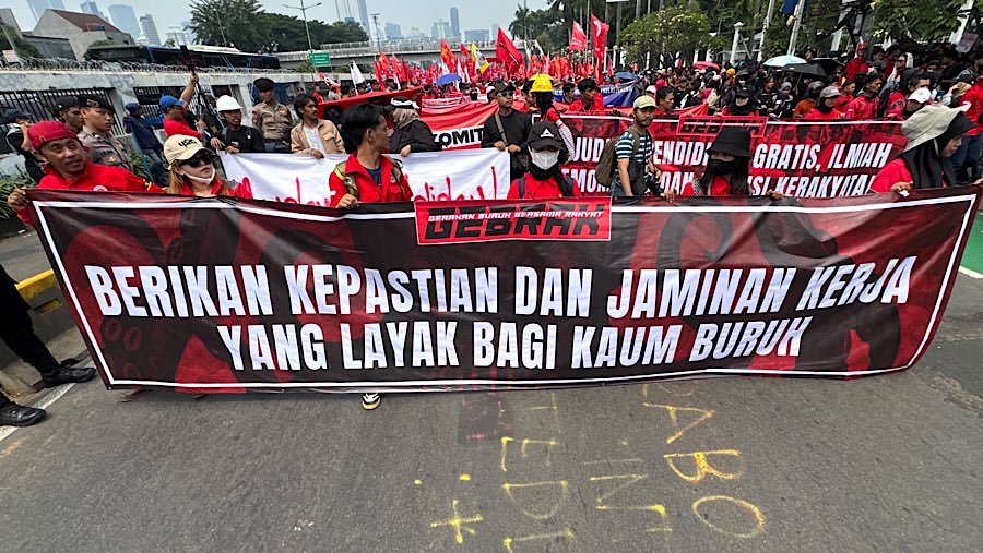 Aksi unjuk rasa tak hanya dilakukan di Jakarta namun juga digelar di berbagai kota.  (Bloomberg Technoz/Andrean Kristianto)