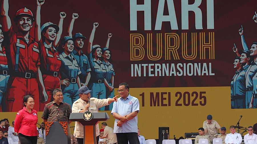 Presiden Prabowo Subianto pidato saat Hari Buruh Internasional 2025 di kawasan Monas, Kamis (1/5/2025). (Bloomberg Technoz/Andrean Kristianto)