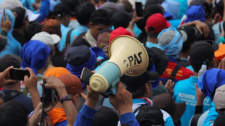 Berbeda dengan May Day tahun sebelumnya, Hari Buruh kali ini terdapat panggung dan diadakan di Monas. (Bloomberg Technoz/Andrean Kristianto)