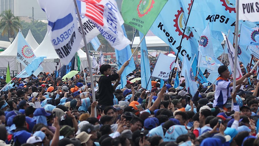 Buruh menghadiri perayaan Hari Buruh Internasional 2025 di Kawasan Monas, Kamis (1/5/2025). (Bloomberg Technoz/Andrean Kristianto)