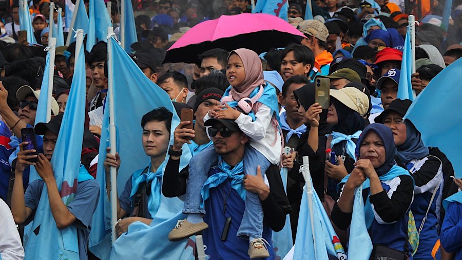 Kalangan buruh mengklaim bahwa acara ini diperkirakan dihadiri lebih dari 200 ribu buruh beserta keluarganya. (Bloomberg Technoz/Andrean Kristianto)