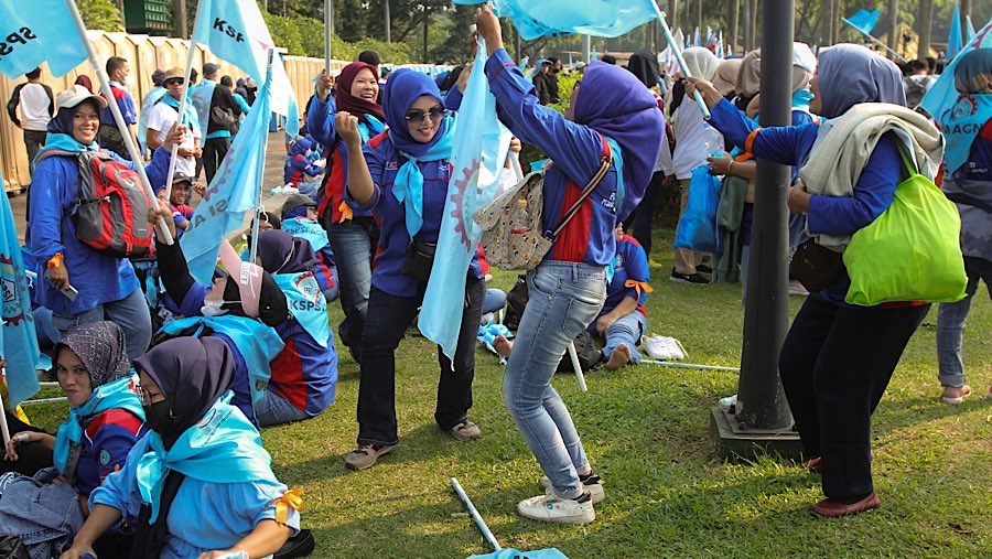 Ribuan buruh dari berbagai daerah dan serikat pekerja berkumpul di Monas. (Bloomberg Technoz/Andrean Kristianto)