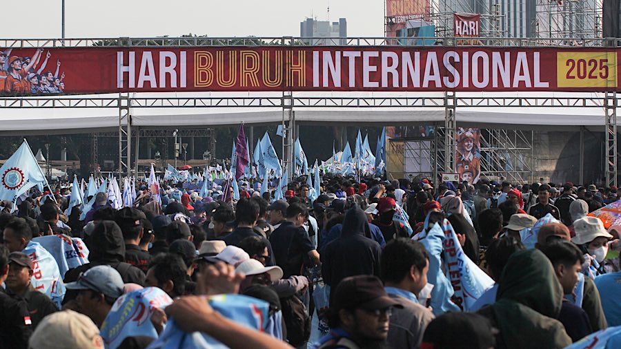 Buruh menghadiri perayaan Hari Buruh Internasional 2025 di Kawasan Monas, Kamis (1/5/2025). (Bloomberg Technoz/Andrean Kristianto)