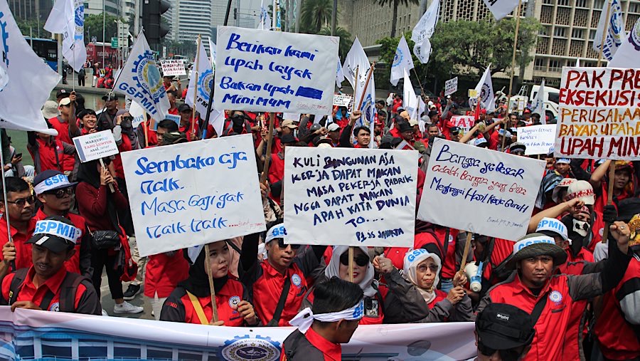 Buruh melakukan aksi saat saat Hari Buruh Internasional 2025 di kawasan Patung Kuda, Kamis (1/5/2025. (Bloomberg Technoz/Andrean Kristianto)