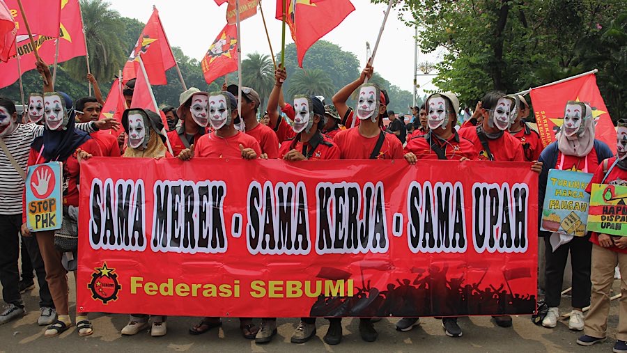 Buruh melakukan aksi saat saat Hari Buruh Internasional 2025 di kawasan Monas, Kamis (1/5/2025. (Bloomberg Technoz/Andrean Kristianto)