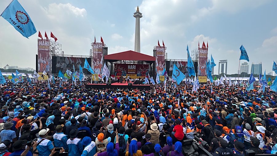 Buruh menghadiri perayaan Hari Buruh Internasional 2025 di Kawasan Monas, Kamis (1/5/2025). (Bloomberg Technoz/Andrean Kristianto)