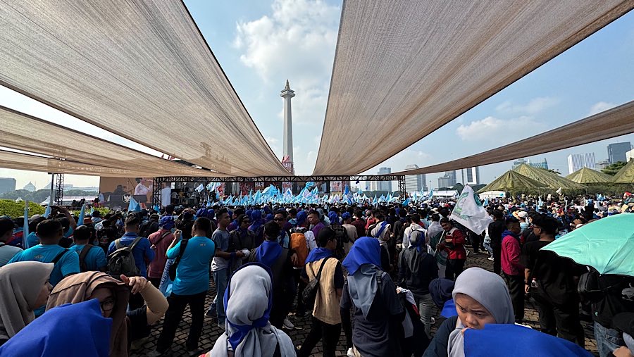Buruh menghadiri perayaan Hari Buruh Internasional 2025 di Kawasan Monas, Kamis (1/5/2025). (Bloomberg Technoz/Andrean Kristianto)