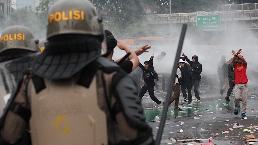 Polisi membubarkan aksi massa demo Hari Buruh (May Day) di depan Gedung DPR, Jakarta, Kamis (1/5/2025). (Bloomberg Technoz/Andrean Kristianto)