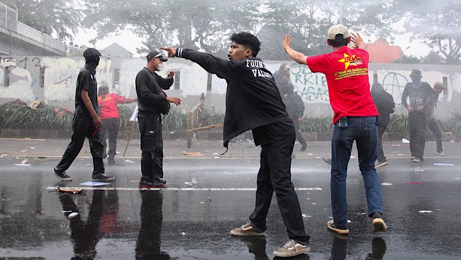Polisi membubarkan aksi massa demo Hari Buruh (May Day) di depan Gedung DPR, Jakarta, Kamis (1/5/2025). (Bloomberg Technoz/Andrean Kristianto)