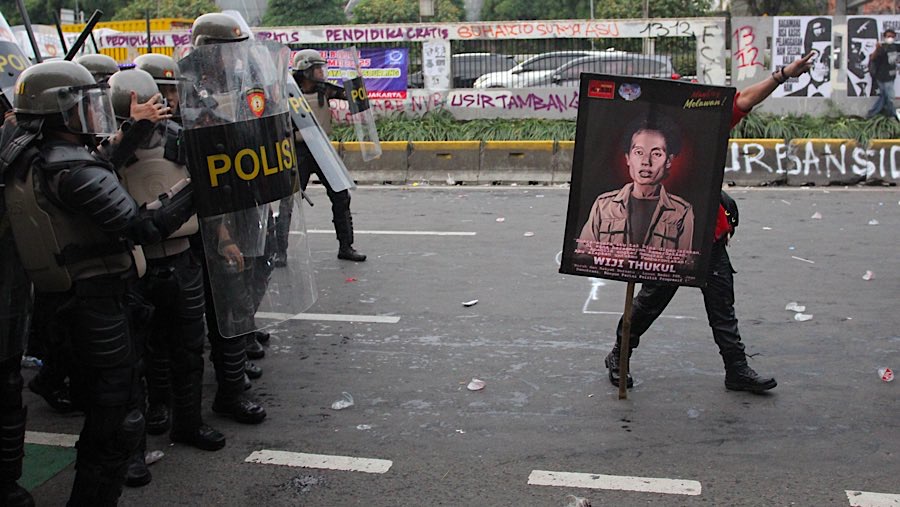 Polisi membubarkan aksi massa demo Hari Buruh (May Day) di depan Gedung DPR, Jakarta, Kamis (1/5/2025). (Bloomberg Technoz/Andrean Kristianto)