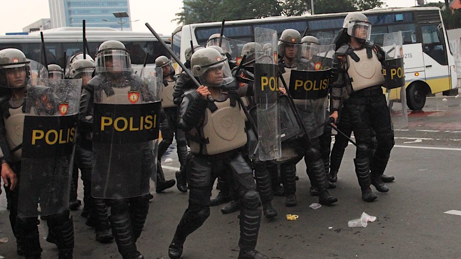 Polisi terus bergerak untuk memukul mundur massa ke arah jalan Gerbang Pemuda. (Bloomberg Technoz/Andrean Kristianto)