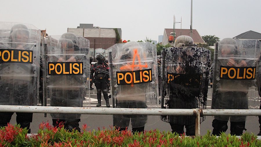 Perlawanan perlahan mereda dan peserta aksi berangsur membubarkan diri. (Bloomberg Technoz/Andrean Kristianto)