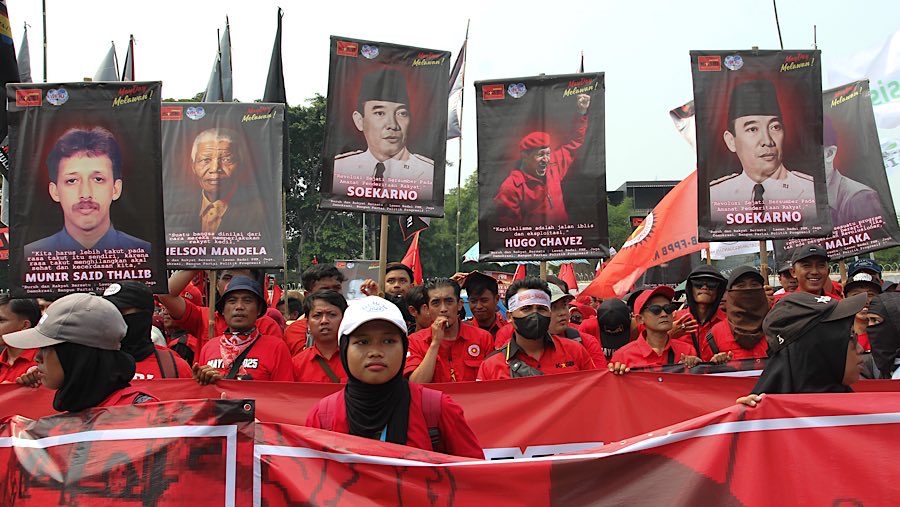 Buruh yang melakukan aksi di depan gedung DPR ini merupakan massa yang berbeda dengan perayaan yang di Monas. (Bloomberg Technoz/Andrean Kristianto)