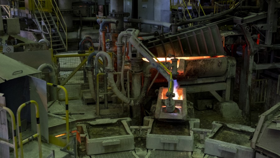 Pengecoran di smelter tembaga./Bloomberg-Damian Lemanski