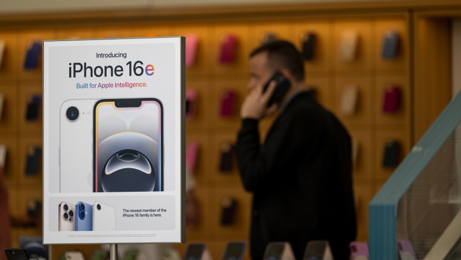 Toko Apple menjual iPhone 16e. (Bloomberg)