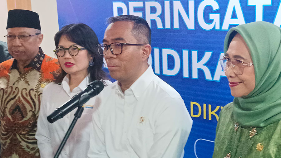 Mendikti Brian bersama Wamendikti (Dinda Decembria/Bloomberg Technoz)