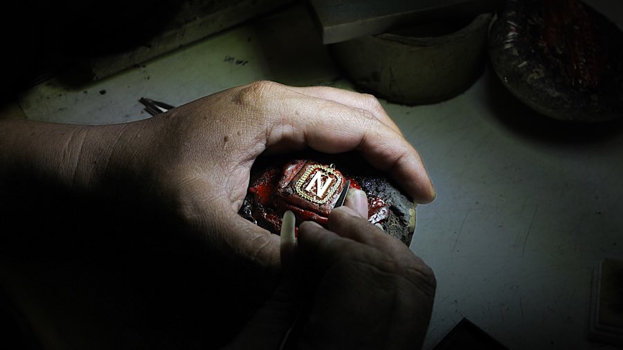 Perajin menyelesaikan pembuatan liontin emas perhiasan di Cikini Gold Center, Jakarta, Jumat (2/5/2025). (Bloomberg Technoz/Andrean Kristianto)